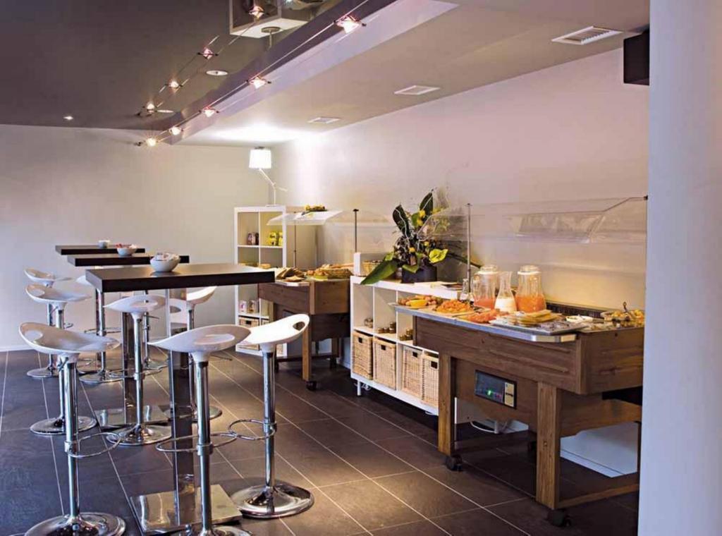 Standing Hotel Suites By Actisource Roissy-en-France Restoran fotoğraf